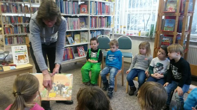 Zu Besuch in der Bibliothek (Foto: Privat) Zu Besuch in der Bibliothek (Foto: Privat)