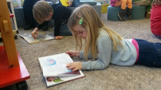 Zu Besuch in der Bibliothek (Foto: Privat) Zu Besuch in der Bibliothek (Foto: Privat)