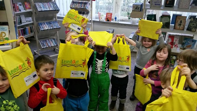 Zu Besuch in der Bibliothek (Foto: Privat) Zu Besuch in der Bibliothek (Foto: Privat)