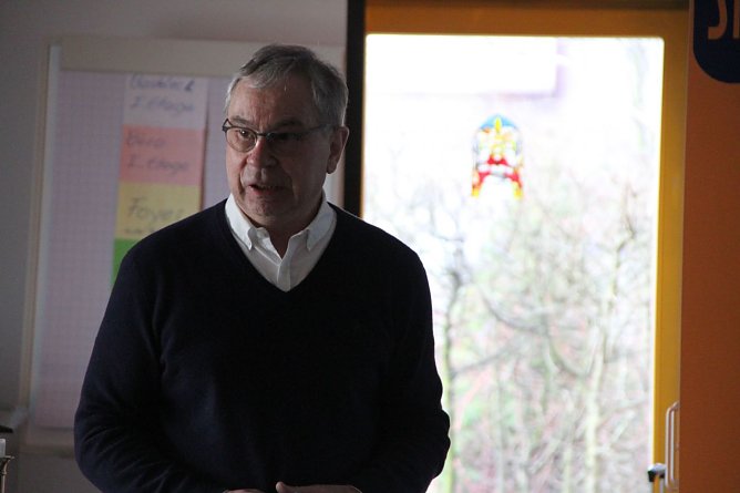 Dr. J&ouml;rg Petry befasst sich seit 1998 mit Computersucht (Foto: Angelo Glashagel)