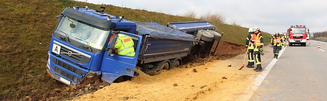Umgekippter LKW (Foto: Feuerwehr Heiligenstadt)