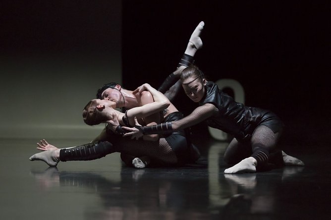 Auf dem Programm der Nordh&auml;user Ballett-Tage steht auch &Ouml;dipus. V. li. Johanna Schnetz, Andr&aacute;s Dobi, Gabriela Finardi (Foto: Tilmann Graner)