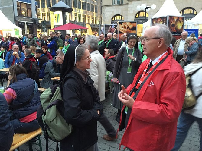 Caritasdirektor im Gespr&auml;ch (Foto: Thomas M&uuml;ller, Caritas)