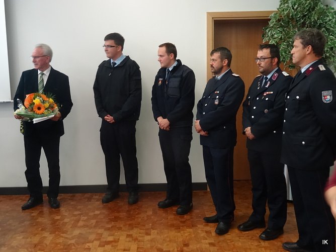 Auszeichnung von der Feuerwehr (Foto: Ilka Kühn) Auszeichnung von der Feuerwehr (Foto: Ilka Kühn)