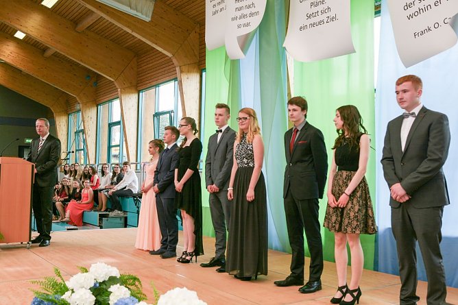 Zeugnisausgabe  (Foto: E. Thiele)