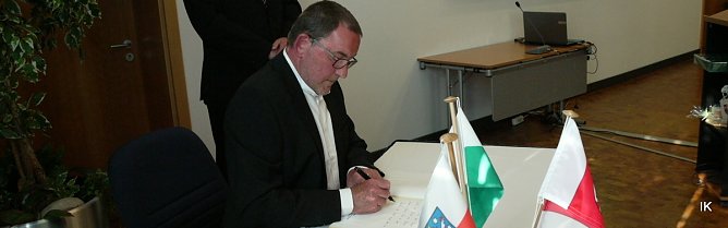 Ehrenbrief f&uuml;r den Dechant (Foto: Ilka K&uuml;hn)