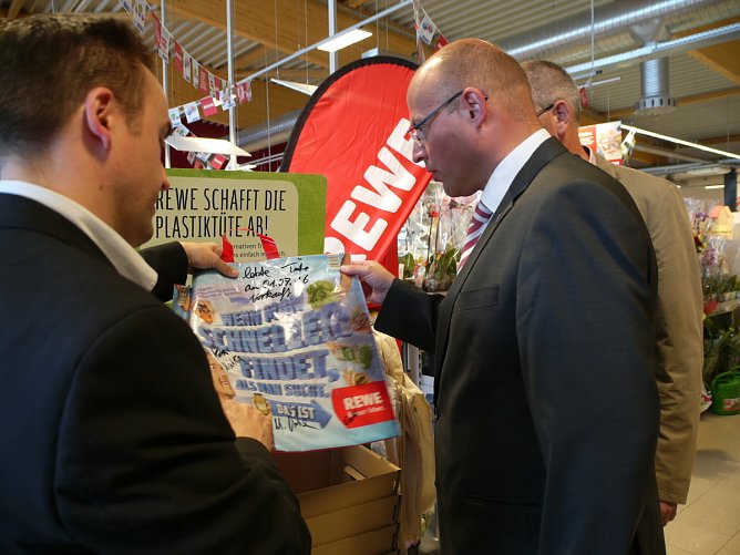 Bürgermeister mit letzter Plastiktüte (Foto: Ilka Kühn) Bürgermeister mit letzter Plastiktüte (Foto: Ilka Kühn)