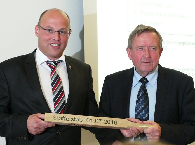 &Uuml;bergabe Staffelstab (Foto: Ilka K&uuml;hn)