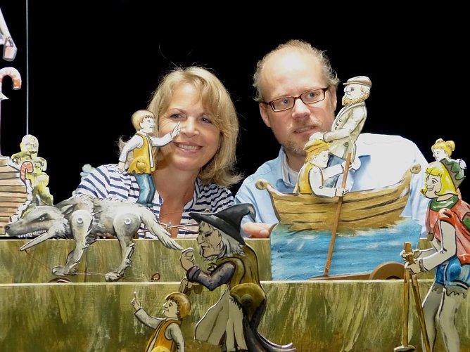 Brigitte Roth und Christian Georg Fuchs erz&auml;hlen mit mechanischen Puppen eine m&auml;rchenhafte Geschichte voller Volkslieder (Foto: Birgit Susemihl)