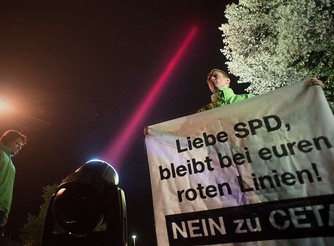 Rote Linie am Himmel (Foto: (c) Michael Loewa/Greenpeac)