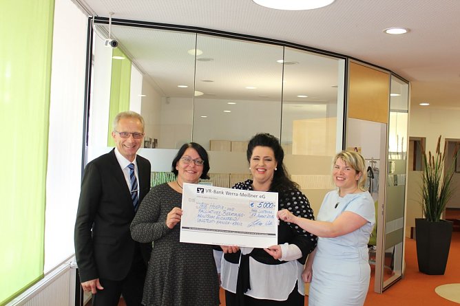 Spende f&uuml;r Hospiz (Foto: VR-Bank)