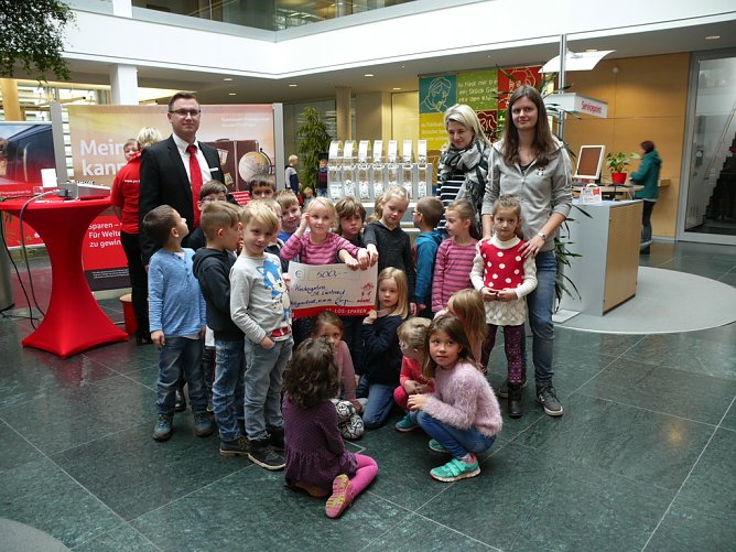 Spende f&uuml;r Kindergarten (Foto: Ilka K&uuml;hn)