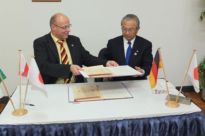Unterzeichnung St&auml;dtepartnerschaft (Foto: Stadt Lfd-Wbs)