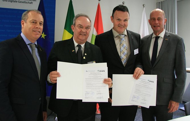 Prof. J&ouml;rg Wagner (2. von rechts) unterzeichnete Kooperation f&uuml;r Nordh&auml;user Hochschule (Foto: TMWWDG)