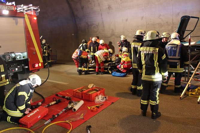 Übung Heidkopftunnel (Foto: Feuerwehr Heiligenstadt) Übung Heidkopftunnel (Foto: Feuerwehr Heiligenstadt)