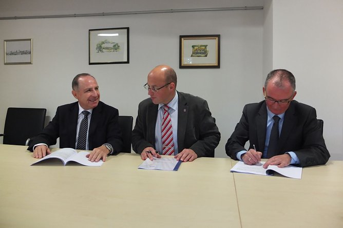 Vertragsunterzeichnung (Foto: Natalie H&uuml;nger)