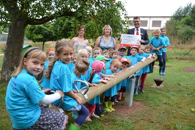 Neue Wippe f&uuml;r R&uuml;stunger Kindergarten (Foto: Kreissparkasse Eichsfeld)