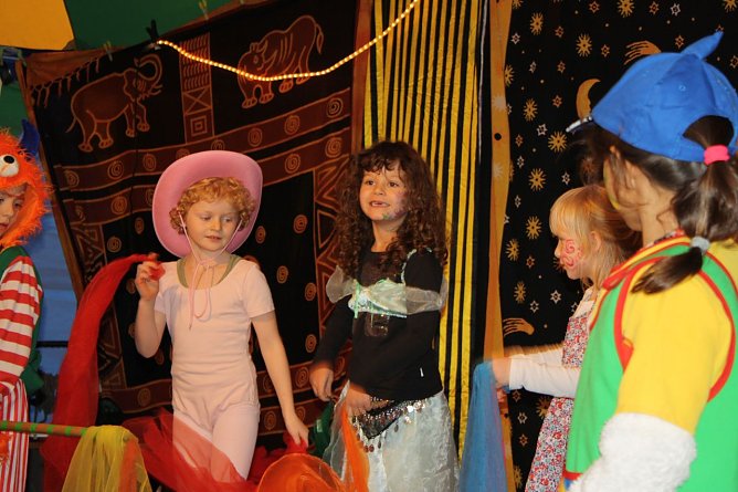 Kinderzirkus (Foto: Sabine Funke) Kinderzirkus (Foto: Sabine Funke)