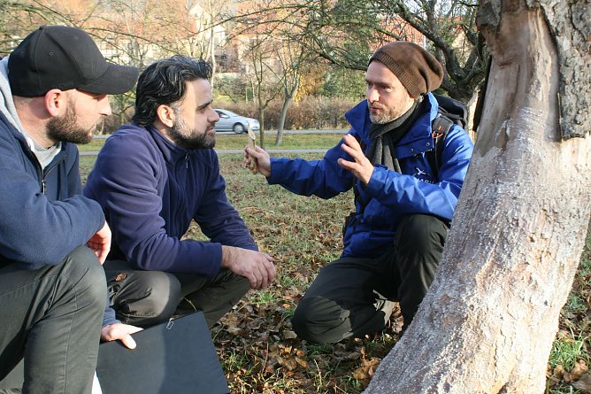 Auf dem Bild sind von links nach rechts Matthias V&ouml;lkel und Tobias Otto vom Kommunalservice Jena sowie Marcus Orlam&uuml;nder der Bibermanager des NABU Th&uuml;ringen, beim heutigen Beratungsgespr&auml;ch in Jena zu sehen. (Foto: NABU Th&uuml;ringen)
