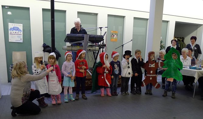 AWO-KIndergarten bei der Weihnachtsfeier (Foto: Werner Probst)