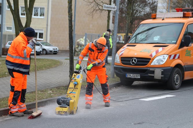 Fräsarbeiten (Foto: Natalie Hünger) Fräsarbeiten (Foto: Natalie Hünger)