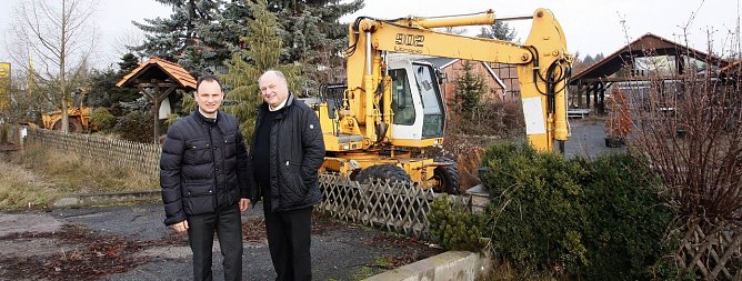 Andreas und Helmut Peter auf dem neuen Grundst&uuml;ck (Foto: Fischer/AH Peter)