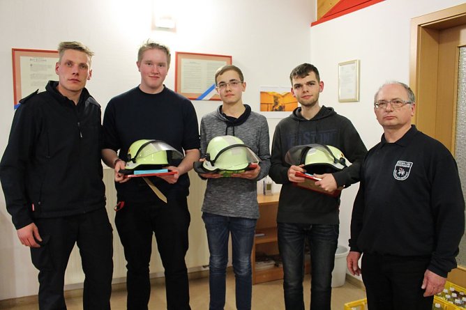 &Uuml;bernahme in Einsatzabteilung (Foto: Lurch)