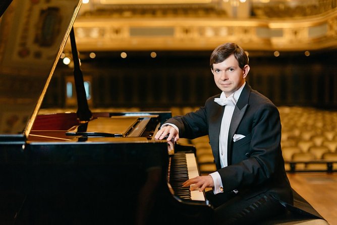 István Lajkó wieder zu Gast beim Loh-Orchester (Foto: Peter Herman) István Lajkó wieder zu Gast beim Loh-Orchester (Foto: Peter Herman)