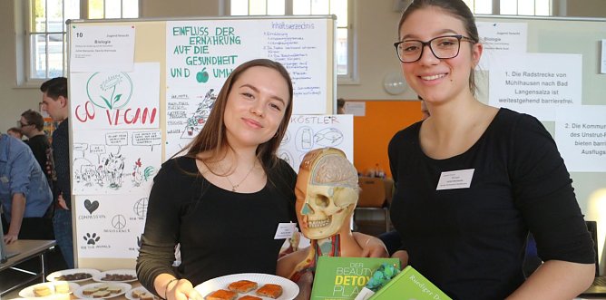 Jugend forscht 2017 - Juliet und Dascha haben sich im Selbstversuch mit ihrer Ern&auml;hrung auseinandergesetzt (Foto: Angelo Glashagel)