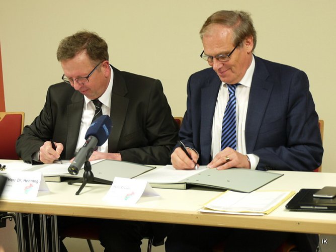 Unterzeichnung der Vereinbarung Jobcenter (Foto: Ilka K&uuml;hn)