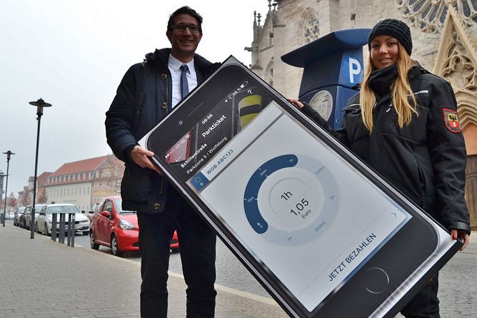 Mark Riedl von der Firma Sunhill Technologies GmbH und Marcella Schenk vom st&auml;dtischen Vollzugsdienst (Foto: Christian Fr&ouml;hlich)