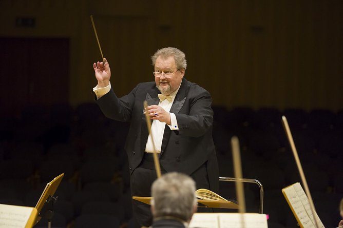 Generalmusikdirektor Michael Helmrath dirigiert das 6. Sinfoniekonzert des Loh-Orchesters (Foto: Tilman Graner)