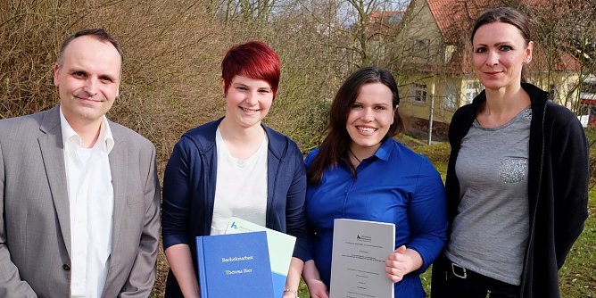 Die ersten Absolventinnen (Foto: Tina Bergknapp/HSN)