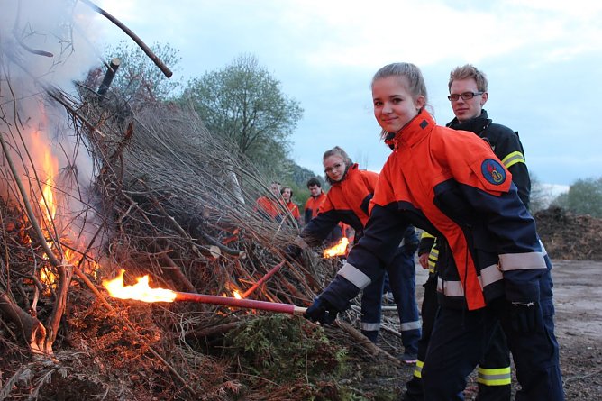 Entzündung des Osterfeuers (Foto: Feuerwehr Heiligenstadt) Entzündung des Osterfeuers (Foto: Feuerwehr Heiligenstadt)