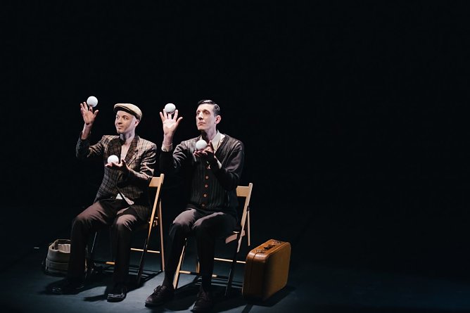 Stehfleisch und Sitzverm&ouml;gen - das Duo "Spot the Drop" er&ouml;ffnet die Zappelini Zeltsaison (Foto: Studio 44 e.V.)