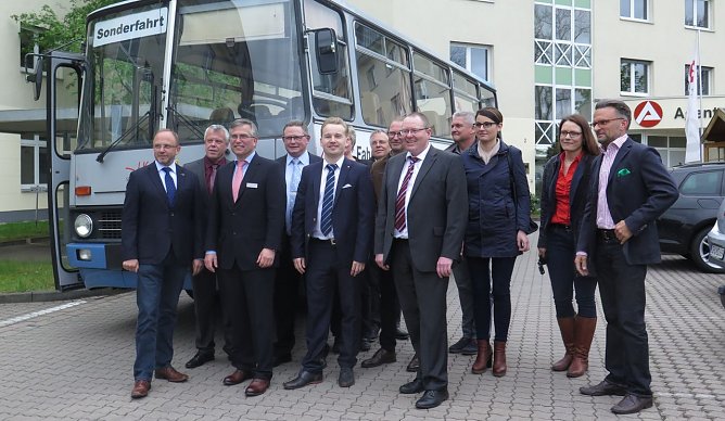 Fototermin mit automobilem Veteran (Foto: nnz)