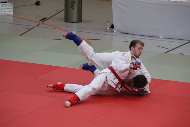 Oliver (rot) bezwingt seinen Gegner am Boden (Foto: JuJutsu Verein) Oliver (rot) bezwingt seinen Gegner am Boden (Foto: JuJutsu Verein)