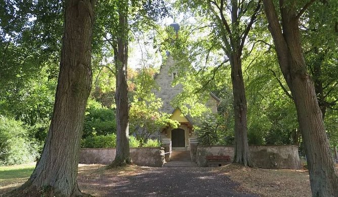 Kirche mit Allee in Bernterode (Foto: privat)