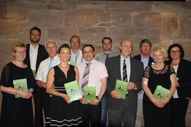  Buchvorstellung alle:  (v. l.) Erste Beigeordnete Ute Althaus,  Dr. Philipp Wolters, Altb&uuml;rgermeister Bernd Beck (Stiftung-Mitbegr&uuml;nder), Stadtarchivarin Anne Hey, alle Autoren und ganz rechts Annette Klingebiel von der Sparkassen Kulturstiftung. (Foto: Elke Sagorski)