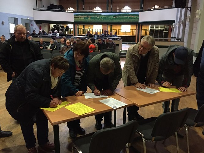 Unterschriftensammlung (Foto: Gerald R. Fischer)
