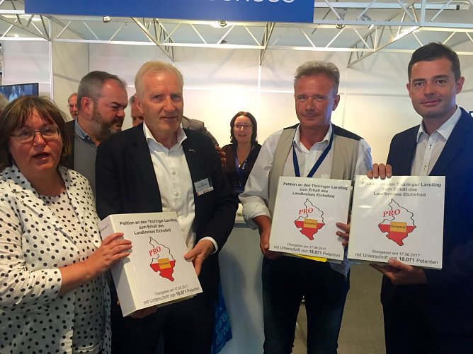 Unterschriften &uuml;bergeben (Foto: Initiativkreis Pro Eichsfeld)