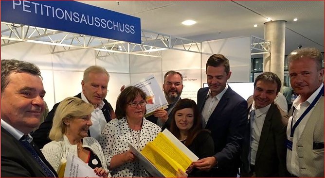 Unterschriften &uuml;bergeben (Foto: Initiativkreis Pro Eichsfeld)