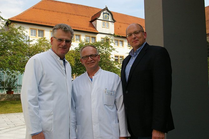 v.li. Dr. Uwe Schotte, &Auml;rzlicher Direktor, Dr. Lutz Pickart, Chefarzt Allgemein- und Visceralchirurgie und Gesch&auml;ftsf&uuml;hrer Franz Kl&ouml;ckner. (Foto: Ilka K&uuml;hn)
