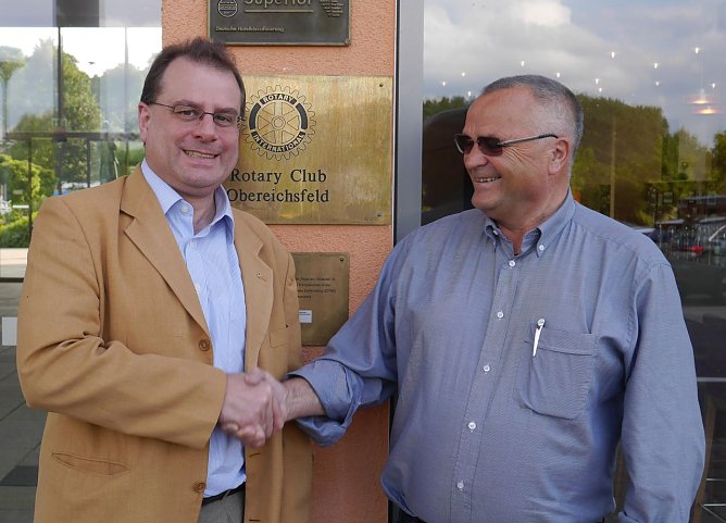 &Uuml;bergabe (Foto: Bernd Uwe Althaus)