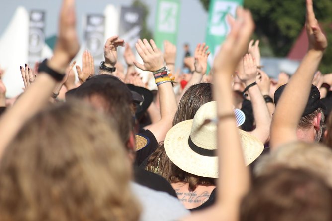 Fans feiern (Foto: St. und M. Peter) Fans feiern (Foto: St. und M. Peter)