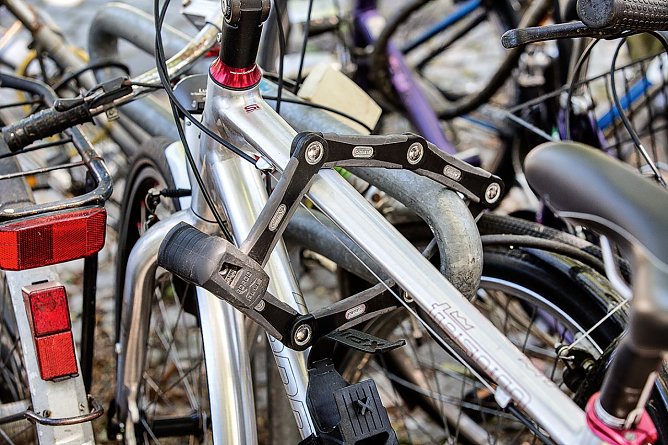 Wer oben anschlie&szlig;t, bietet weder Deckung noch Auflage f&uuml;r Werk&shy;zeuge (Foto: Stiftung Warentest)