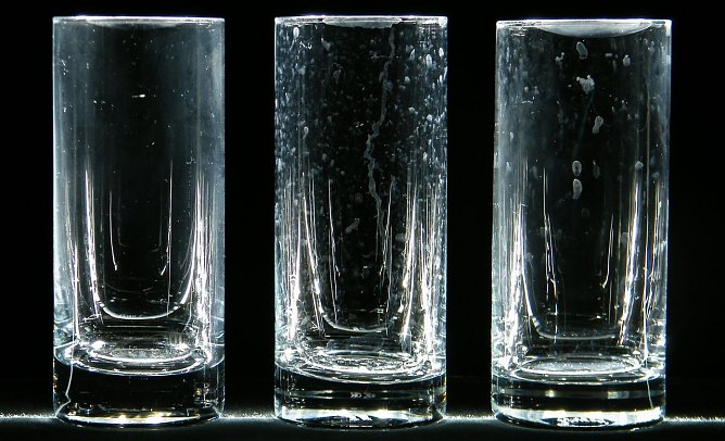 Selbst Marken&shy;produkte hinterlassen Schmutz und Kalk (Foto: Stiftung Warentest)