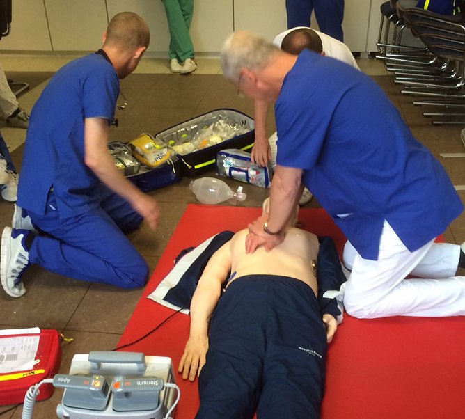 Mediziner bilden sich weiter (Foto: Martini Life Support / Florian Löffler) Mediziner bilden sich weiter (Foto: Martini Life Support / Florian Löffler)