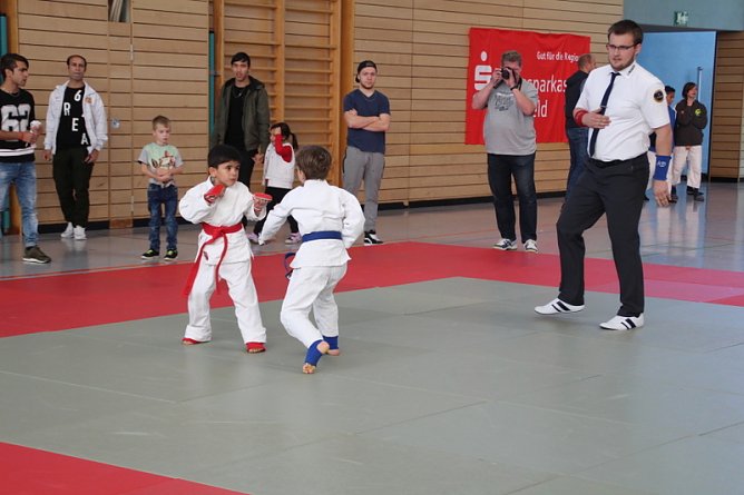Amimullah (rot,l..) der J&uuml;ngste Leinefelder Fighter stellte sich seinem 1. Fightingturnier (Foto: Ju-Jutsu)