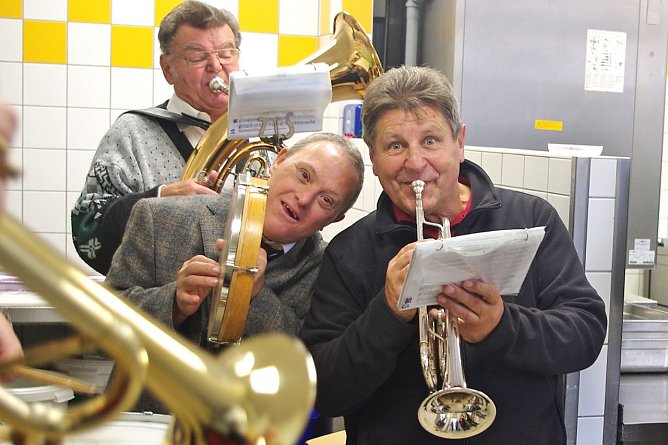 Mit der Blaskapelle unterwegs (Foto: Helen Schwenderling) Mit der Blaskapelle unterwegs (Foto: Helen Schwenderling)